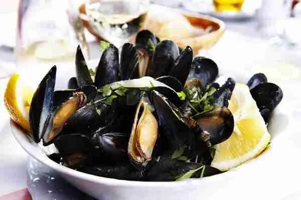 Fresh mussels served with lemon and herbs